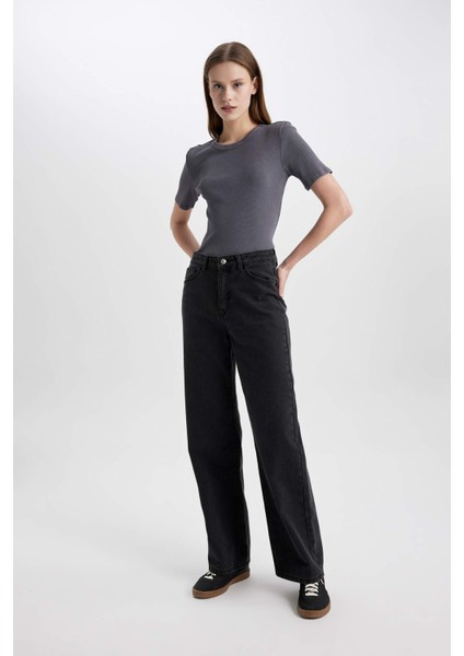 Slim Fit Dar Kesim Bisiklet Yaka Yıkamalı Soluk Efektli Basic Düz Kısa Kollu Tişört