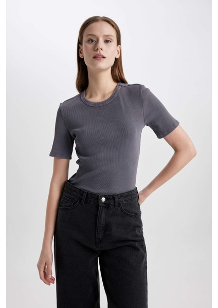 Slim Fit Dar Kesim Bisiklet Yaka Yıkamalı Soluk Efektli Basic Düz Kısa Kollu Tişört