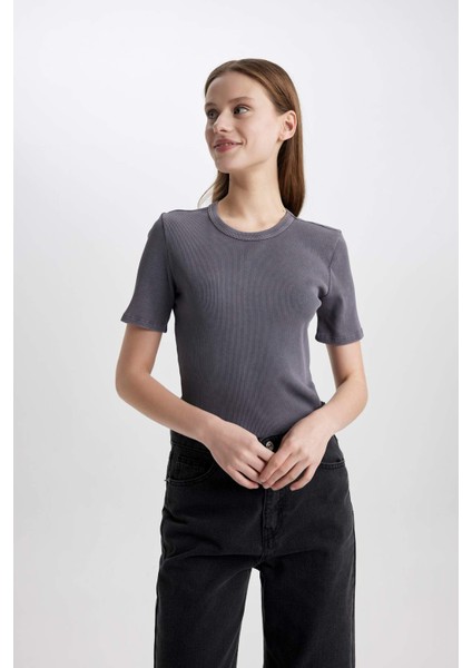 Slim Fit Dar Kesim Bisiklet Yaka Yıkamalı Soluk Efektli Basic Düz Kısa Kollu Tişört