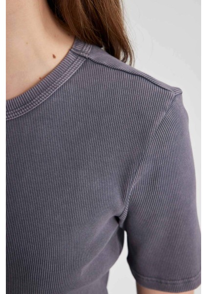 Slim Fit Dar Kesim Bisiklet Yaka Yıkamalı Soluk Efektli Basic Düz Kısa Kollu Tişört