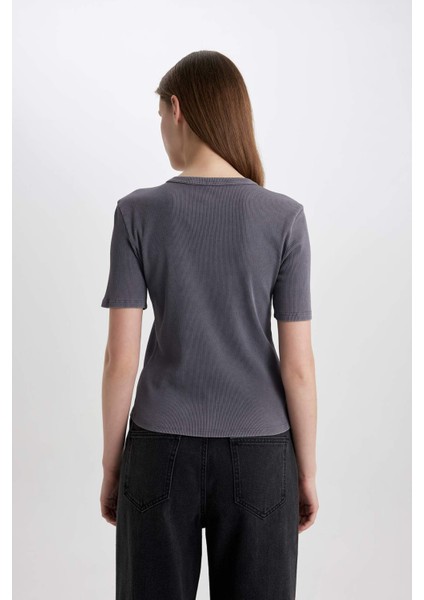 Slim Fit Dar Kesim Bisiklet Yaka Yıkamalı Soluk Efektli Basic Düz Kısa Kollu Tişört