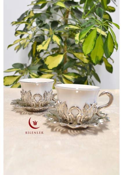 2’li Gümüş Desenli Zemzem Takımı ve Kahve Fincanı Seti | Metal Tabağı ve Fincan Altlığıyla Şık Sunum
