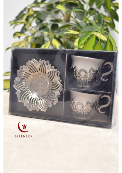 2’li Gümüş Desenli Zemzem Takımı ve Kahve Fincanı Seti | Metal Tabağı ve Fincan Altlığıyla Şık Sunum fiyatları