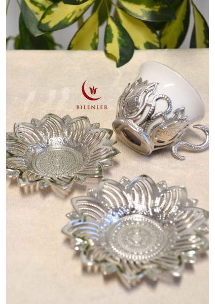 2’li Gümüş Desenli Zemzem Takımı ve Kahve Fincanı Seti | Metal Tabağı ve Fincan Altlığıyla Şık Sunum fırsatları