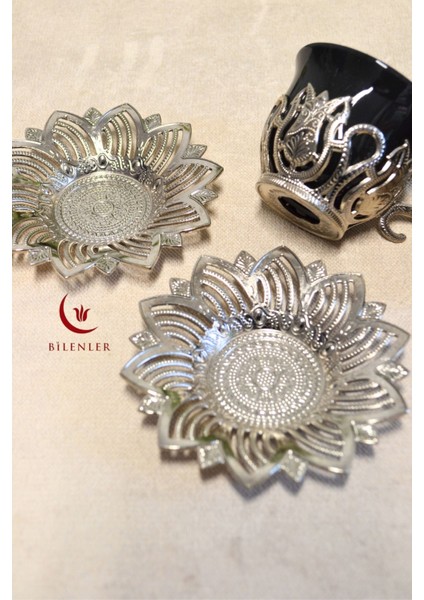 2’li Gümüş Desenli Zemzem Takımı ve Kahve Fincanı Seti | Metal Tabağı ve Fincan Altlığıyla Şık Sunum fırsatları