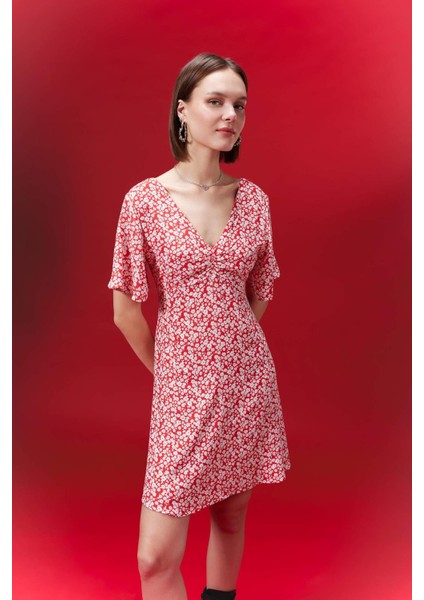V Yaka Çiçekli Maroken Mini Kısa Kollu Kırmızı Elbise