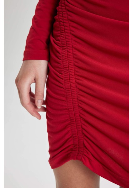 Bodycon Vücudu Saran Basic Düz Kayık Yaka Drapeli Uzun Kollu Mini Kırmızı Abiye Elbise C4365AX24SP