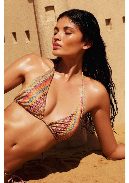 Ayje x DeFacto Boyundan Bağlamalı Desenli Üçgen Bikini Üstü C6155AX24HS