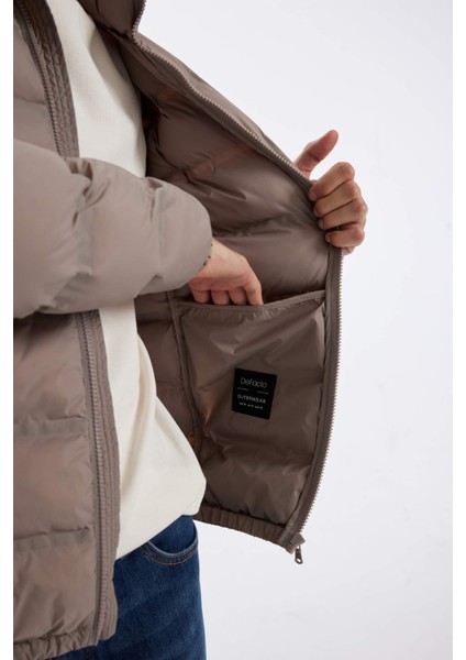 Regular Fit Dik Yaka Fermuarlı Cepli Mevsimlik Baharlık Şişme Mont