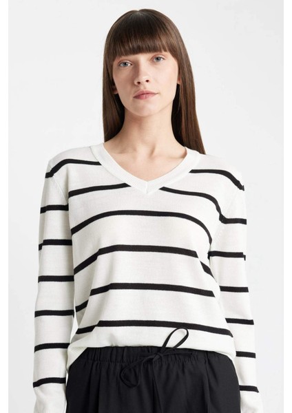 Relax Fit V Yaka Yumuşak Dokulu Çizgili Triko Kazak A2359AX24WN