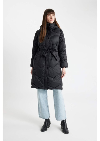 Su Geçirmez Uzun Şişme Mont Parka Oversize Geniş Kalıp Kapüşonlu Kemerli Kapitoneli Fermuarlı Cepli A1939AX24AU