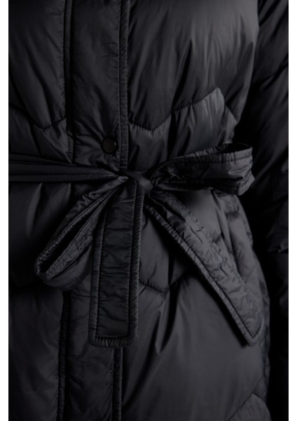 Su Geçirmez Uzun Şişme Mont Parka Oversize Geniş Kalıp Kapüşonlu Kemerli Kapitoneli Fermuarlı Cepli A1939AX24AU