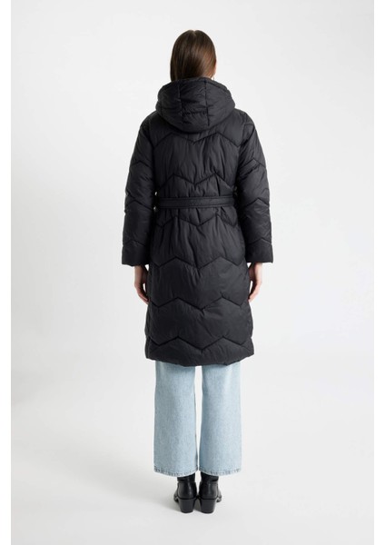 Su Geçirmez Uzun Şişme Mont Parka Oversize Geniş Kalıp Kapüşonlu Kemerli Kapitoneli Fermuarlı Cepli A1939AX24AU