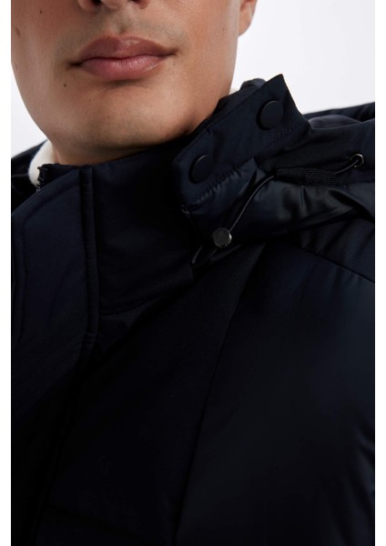Slim Fit Dar Kesim Astarlı Kapüşonlu Fermuarlı Cepli Kışlık Parka C5712AX24WN