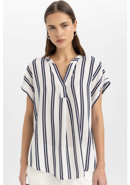 Regular Fit Bisiklet Yaka Çizgili Krinkıl Kumaş Kısa Kollu Bluz U5300AZ24SM