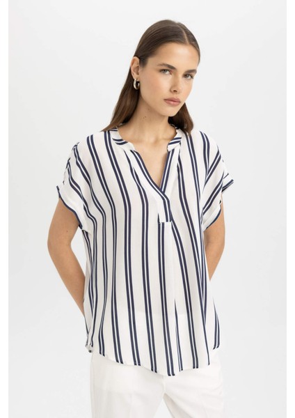 Regular Fit Bisiklet Yaka Çizgili Krinkıl Kumaş Kısa Kollu Bluz U5300AZ24SM