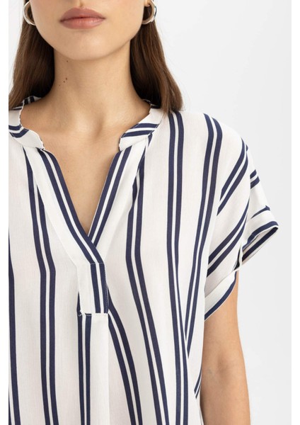 Regular Fit Bisiklet Yaka Çizgili Krinkıl Kumaş Kısa Kollu Bluz U5300AZ24SM