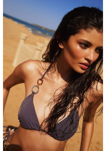 Ayje x DeFacto Boyundan Bağlamalı Tokalı Üçgen Bikini Üstü C3244AX24HS