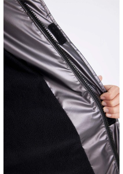 Erkek Çocuk Su İtici Ribana Kollu Kapüşonlu Polar Astarlı Şişme Mont C5524A824WN