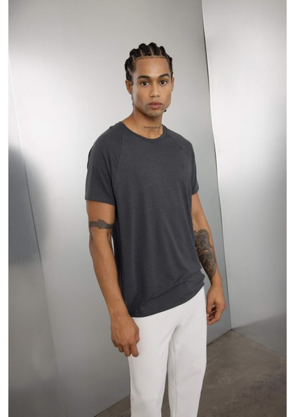 Fit Standart Fit Bisiklet Yaka Sporcu Kısa Kollu Tişört C9182AX24AU