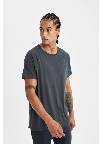 Fit Standart Fit Bisiklet Yaka Sporcu Kısa Kollu Tişört C9182AX24AU