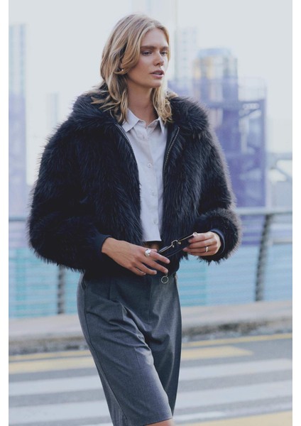 Regular Fit Geniş Yaka Fermuarlı Kısa Suni Kürk Kaban B2442AX24WN