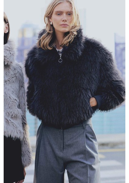 Regular Fit Geniş Yaka Fermuarlı Kısa Suni Kürk Kaban B2442AX24WN