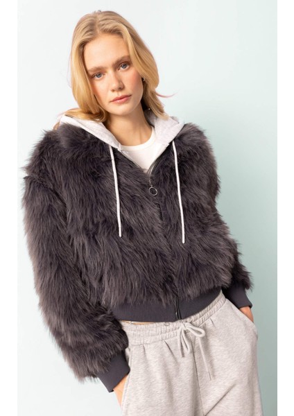 Regular Fit Geniş Yaka Fermuarlı Kısa Suni Kürk Kaban B2442AX24WN