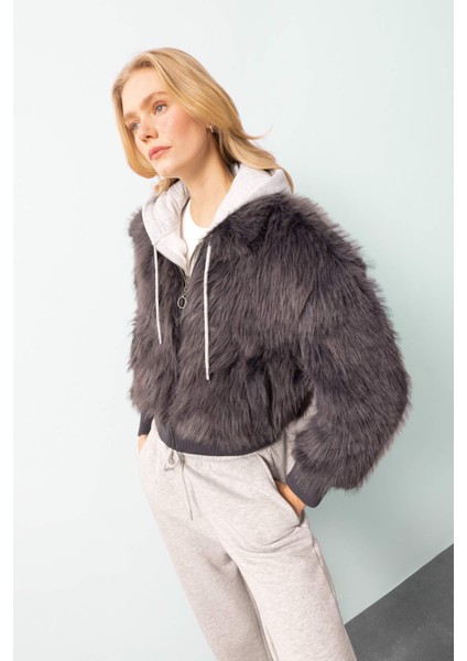 Regular Fit Geniş Yaka Fermuarlı Kısa Suni Kürk Kaban B2442AX24WN