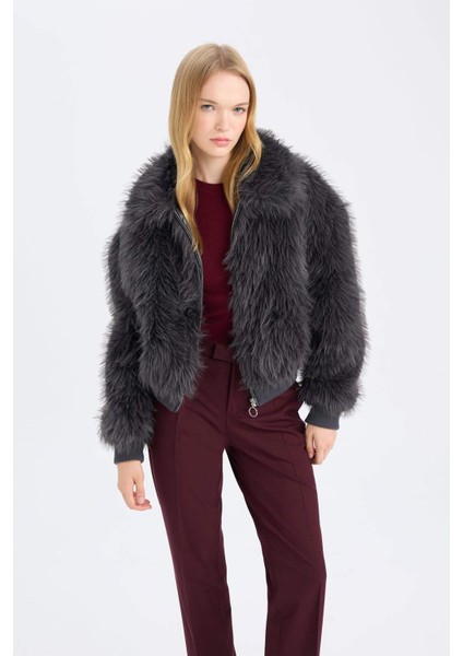 Regular Fit Geniş Yaka Fermuarlı Kısa Suni Kürk Kaban B2442AX24WN