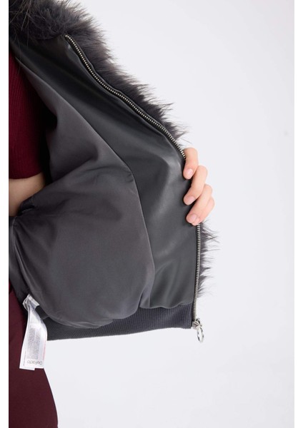 Regular Fit Geniş Yaka Fermuarlı Kısa Suni Kürk Kaban B2442AX24WN