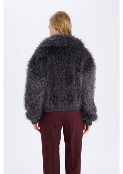 Regular Fit Geniş Yaka Fermuarlı Kısa Suni Kürk Kaban B2442AX24WN