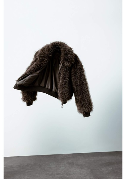 Regular Fit Geniş Yaka Fermuarlı Kısa Suni Kürk Kaban B2442AX24WN