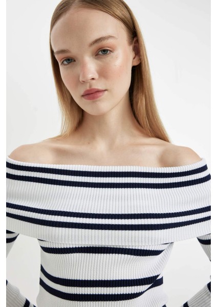 Slim Fit Dar Kesim Çizgili Açık Omuz Triko Kazak C8914AX24WN