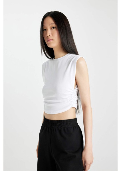 Slim Fit Dar Kesim Bisiklet Yaka Basic Düz Kolsuz Beyaz Tişört A9420AX24SP