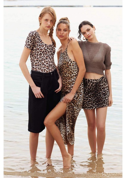 Slim Fit Dar Kesim Yuvarlak Yaka Vücuda Oturan Leopar Desenli Kısa Kollu Çıtçıtlı Body D1274AX24SM