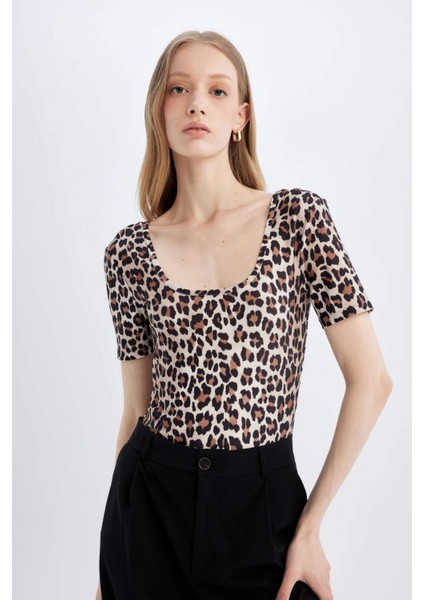 Slim Fit Dar Kesim Yuvarlak Yaka Vücuda Oturan Leopar Desenli Kısa Kollu Çıtçıtlı Body D1274AX24SM