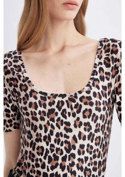 Slim Fit Dar Kesim Yuvarlak Yaka Vücuda Oturan Leopar Desenli Kısa Kollu Çıtçıtlı Body D1274AX24SM