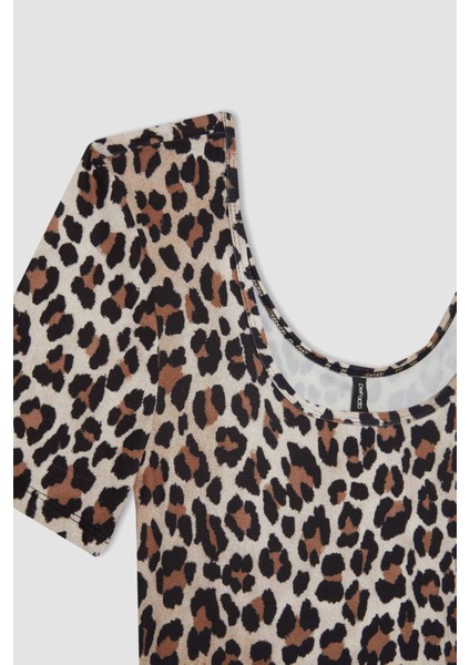 Slim Fit Dar Kesim Yuvarlak Yaka Vücuda Oturan Leopar Desenli Kısa Kollu Çıtçıtlı Body D1274AX24SM