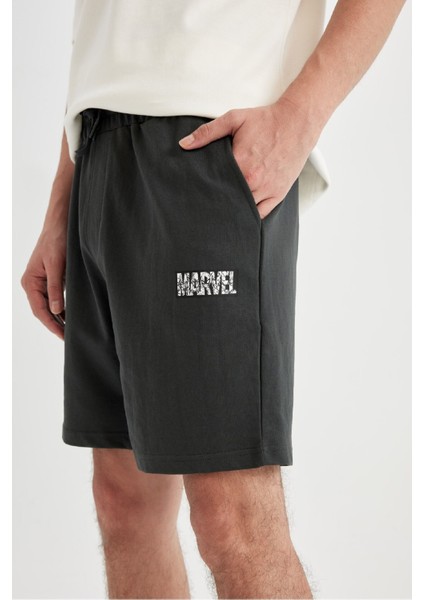 Marvel Logo Only Regular Fit Düz Paça Şort