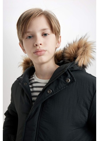 Erkek Çocuk Çıkarılabilir Suni Kürk Yaka Kapüşonlu Fermuarlı Çıtçıtlı Cepli Mont C5975A824WN