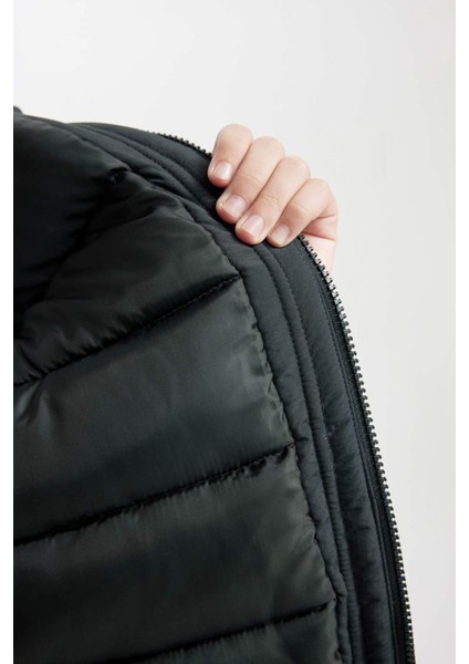 Erkek Çocuk Çıkarılabilir Suni Kürk Yaka Kapüşonlu Fermuarlı Çıtçıtlı Cepli Mont C5975A824WN