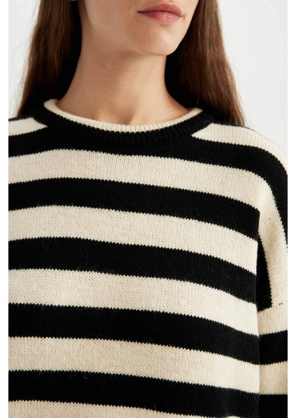 Oversize Geniş Kalıp Bisiklet Yaka Yanları Yırtmaçlı Çizgili Triko Kazak C9054AX24WN