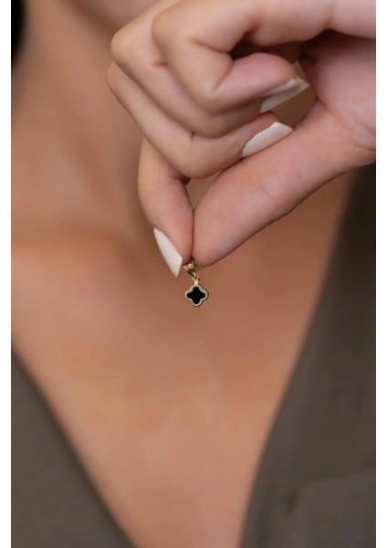 14 Ayar Altın Siyah Renkli Yonca Kolye Ucu