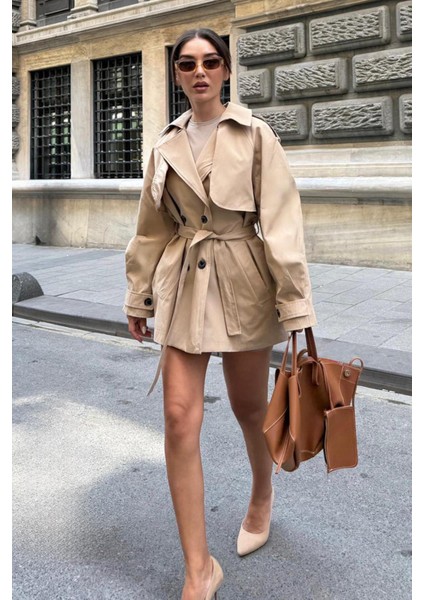 Bej Düğmeli Kruvaze Yaka Kısa Kadın Trençkot MG2509