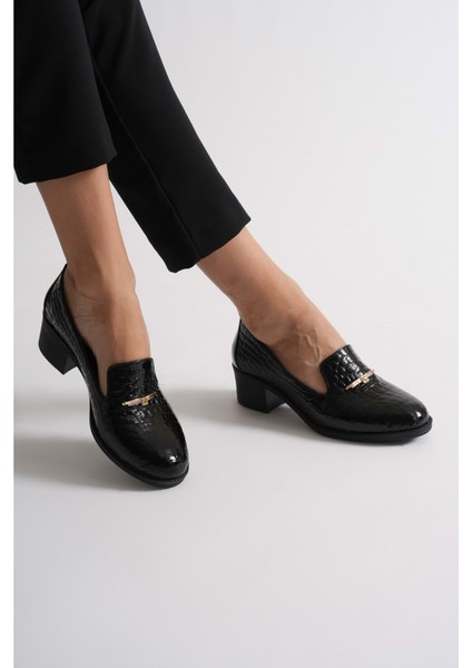 Kadın Hakiki Deri Kroko Baskılı Tokalı Topuklu Ayakkabı - Siyah Rugan