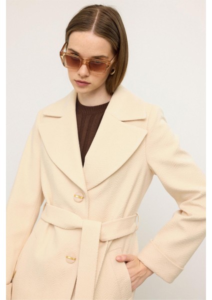 Balıksırtı Jakar Desenli Belden Bağlamalı Limited Edition Kaban Krem 3136