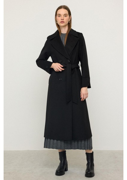 Reglan Kol Pelerin Detaylı Kendinden Desenli Limited Edition Kaban Siyah 3141