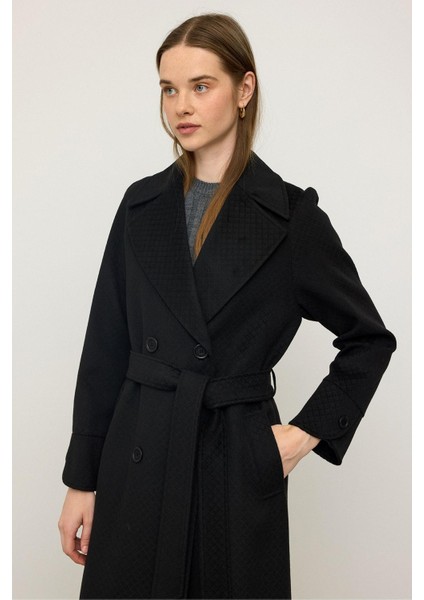 Reglan Kol Pelerin Detaylı Kendinden Desenli Limited Edition Kaban Siyah 3141