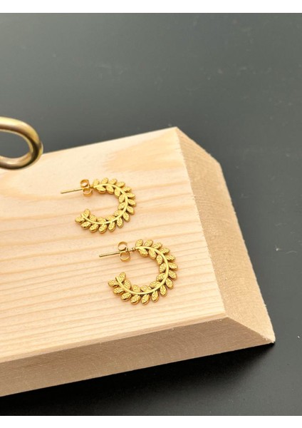 Kararmaz Kadın Yaprak Desenli Gold Büklüm Küpe